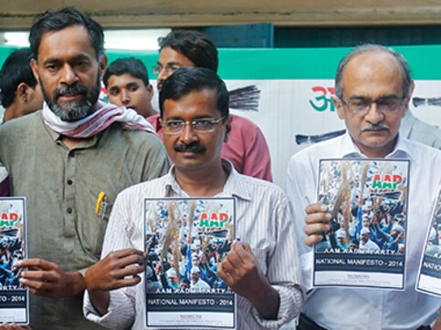 Truce? Kejriwal, Yadav meet in court, exchange pleasantries Truce? Kejriwal, Yadav meet in court, exchange pleasantries