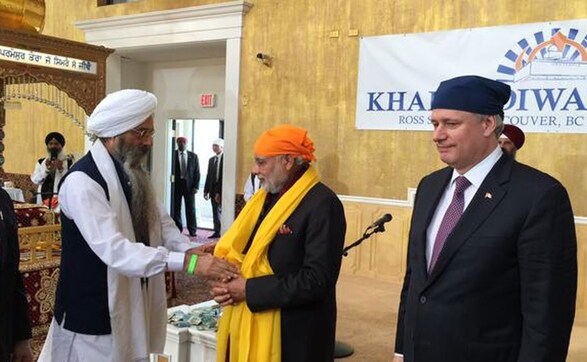 Modi attends prayer meeting in Gurdwara in Vancouver with Canadian PM Stephen Harper Modi attends prayer meeting in Gurdwara in Vancouver with Canadian PM Stephen Harper