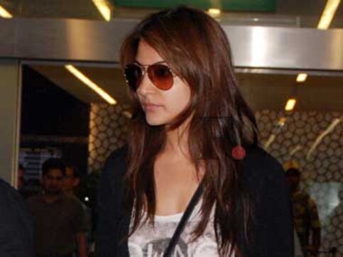 Anushka Sharma among bevy of Bollywood stars to kick off IPL 8 in Kolkata Anushka Sharma among bevy of Bollywood stars to kick off IPL 8 in Kolkata