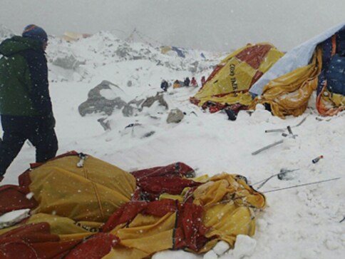 Nepal quake triggers avalanche in Everest killing 17, injuring 61