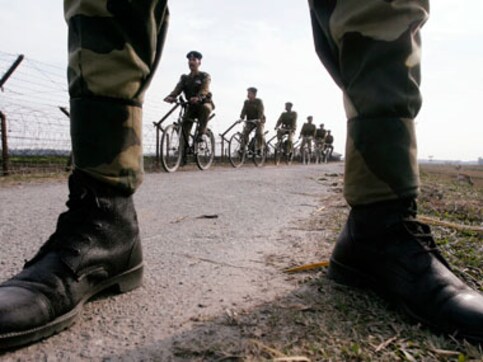 Three BSF jawans injured after Pakistani smugglers fire at them near Attari border Three BSF jawans injured after Pakistani smugglers fire at them near Attari border