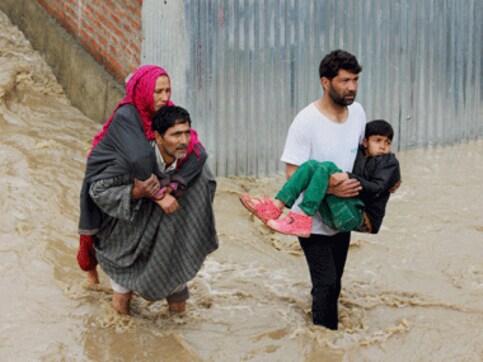 Pakistan offers assistance to people in flood-hit Kashmir Pakistan offers assistance to people in flood-hit Kashmir