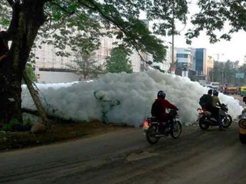 Extreme pollution leads to mounds of toxic foam overflowing from Bengaluru lake Extreme pollution leads to mounds of toxic foam overflowing from Bengaluru lake