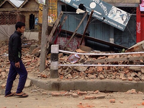 Aftershocks continue to shake Nepal as death toll tops 2500: Hospitals overflowing, rural towns cut off Aftershocks continue to shake Nepal as death toll tops 2500: Hospitals overflowing, rural towns cut off