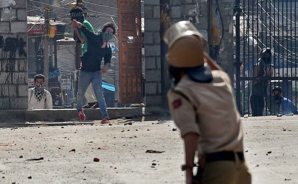 Violent protests over separatist Masarat Alam's arrest leave 12 injured Violent protests over separatist Masarat Alam's arrest leave 12 injured