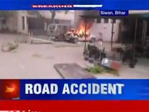 5 students killed in road accident at Siwan in Patna: Angry locals torch ambulances 5 students killed in road accident at Siwan in Patna: Angry locals torch ambulances