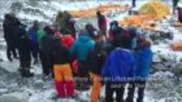 Desperate Nepalese sleep in open as aftershocks spread fear Desperate Nepalese sleep in open as aftershocks spread fear