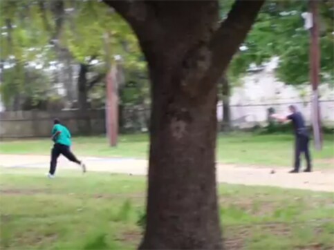 Disturbing video shows US cop shooting unarmed black man in South Carolina Disturbing video shows US cop shooting unarmed black man in South Carolina