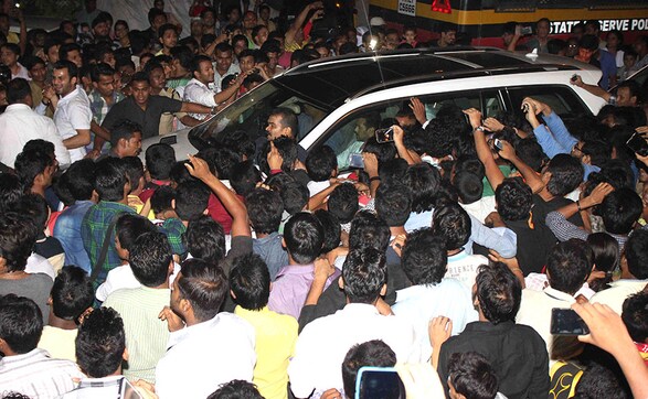 Tired looking Salman makes his way back home in Bandra amid avalanche of fans Tired looking Salman makes his way back home in Bandra amid avalanche of fans