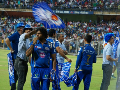 IPL 8: Wankhede roars for Malinga as fans celebrate Mumbai Indians' victory in style IPL 8: Wankhede roars for Malinga as fans celebrate Mumbai Indians' victory in style