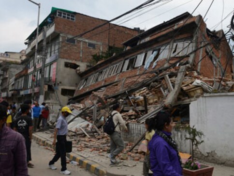 Nepal earthquake: Death toll has surged to 7,365, says home ministry