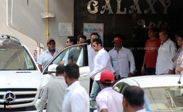 From Bandra to Kala Ghoda: Salman travels to sessions court, massive crowd outside From Bandra to Kala Ghoda: Salman travels to sessions court, massive crowd outside