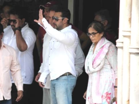 Bhai is so nice! Behold the charitable genius of Salman Khan Bhai is so nice! Behold the charitable genius of Salman Khan