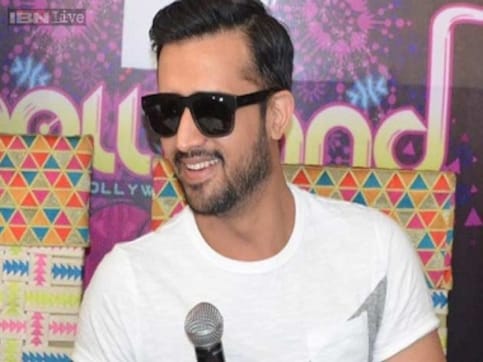 Singing sensation Atif Aslam will make his Bollywood acting debut by end of 2015 Singing sensation Atif Aslam will make his Bollywood acting debut by end of 2015