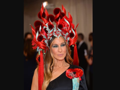 Sarah Jessica Parker's headpiece, Rihanna's cape at Met Gala 2015 win epic memes Sarah Jessica Parker's headpiece, Rihanna's cape at Met Gala 2015 win epic memes