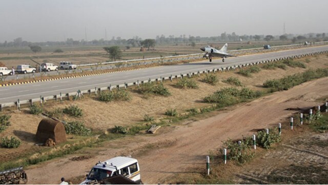 IAF lands Mirage 2000 fighter jet on Yamuna Expressway IAF lands Mirage 2000 fighter jet on Yamuna Expressway