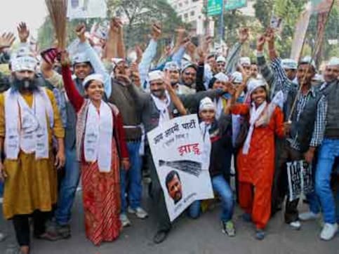 Odd-even implementation: No policing, AAP volunteers to do Gandhigiri with red roses Odd-even implementation: No policing, AAP volunteers to do Gandhigiri with red roses