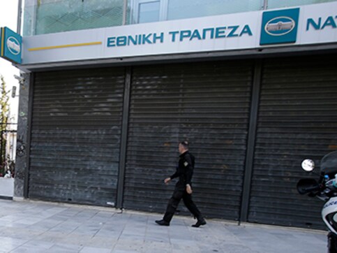 Pensioners queue outside Greek banks amid withdrawal limits Pensioners queue outside Greek banks amid withdrawal limits
