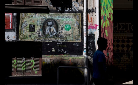 Graffiti artists tackle Greece's financial crisis Graffiti artists tackle Greece's financial crisis