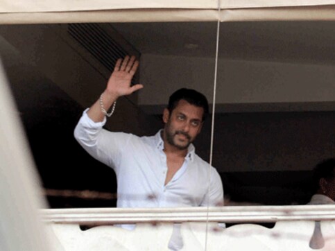 Want to feature in a Salman Khan song? Take selfies! Want to feature in a Salman Khan song? Take selfies!
