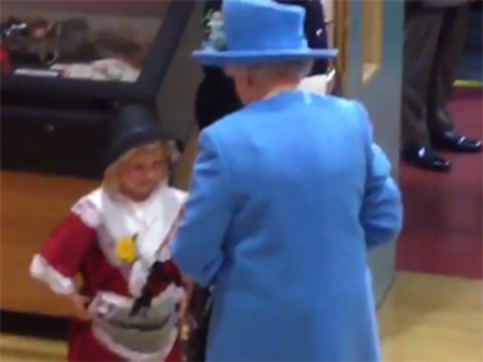 Oh no! Soldier hits 6-year-old girl in the face after her meeting with Queen Elizabeth II Oh no! Soldier hits 6-year-old girl in the face after her meeting with Queen Elizabeth II