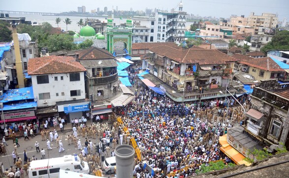 Crowds gather as Yakub Memon's body brought back to Mumbai for final rites Crowds gather as Yakub Memon's body brought back to Mumbai for final rites