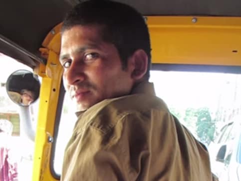 Watch: American professor sings hindi songs to persuade auto driver to use meter Watch: American professor sings hindi songs to persuade auto driver to use meter