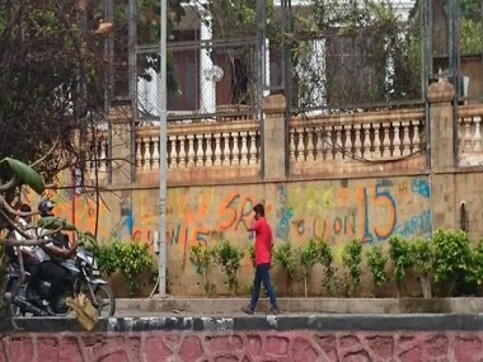 Shah Rukh Khan shocked after seeing graffiti painted on Mannat's walls Shah Rukh Khan shocked after seeing graffiti painted on Mannat's walls