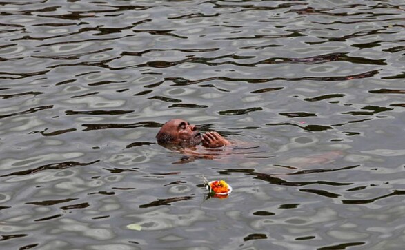 Devotees flock to Nashik for the holy dip as Kumbh Mela begins amid celebrations Devotees flock to Nashik for the holy dip as Kumbh Mela begins amid celebrations