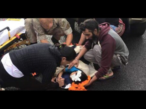 Sikh samaritan who removed turban to help wounded boy receives top police award Sikh samaritan who removed turban to help wounded boy receives top police award