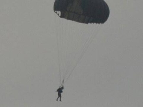 Watch: Lt Col MS Dhoni successfully completes first para jump Watch: Lt Col MS Dhoni successfully completes first para jump