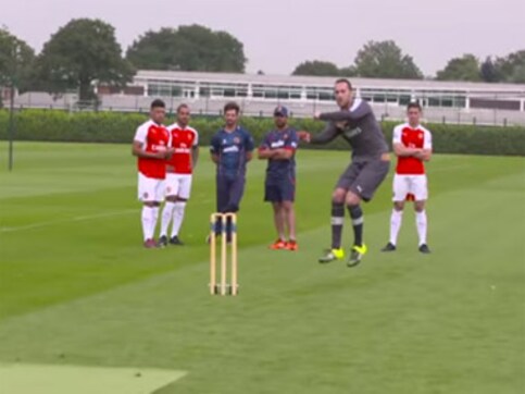 Watch Arsenal stars Walcott, Oxlade teach Ospina and Gabriel some cricket Watch Arsenal stars Walcott, Oxlade teach Ospina and Gabriel some cricket