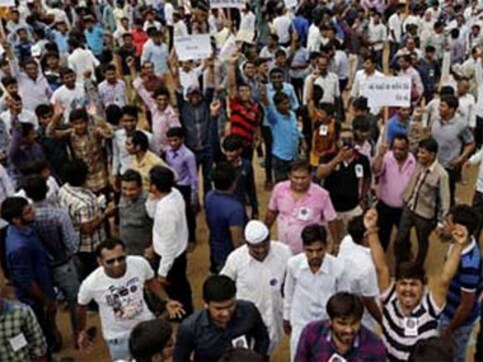 Patel quota row: Death toll climbs to 10 as uneasy calm prevails in Gujarat Patel quota row: Death toll climbs to 10 as uneasy calm prevails in Gujarat