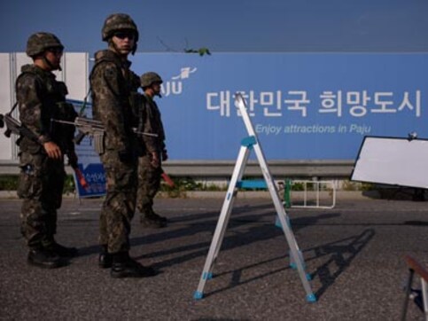 Talks between South and North Korea drag on: Leaders see no end to marathon crisis dialogue Talks between South and North Korea drag on: Leaders see no end to marathon crisis dialogue