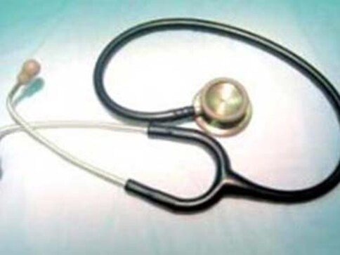Patient dies after doctor leaves due to panic attack, replacement punctures wrong lung