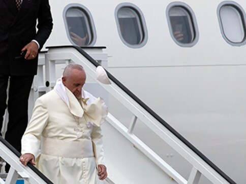 Pope Francis urges US, Cuba governments to push towards normal relations