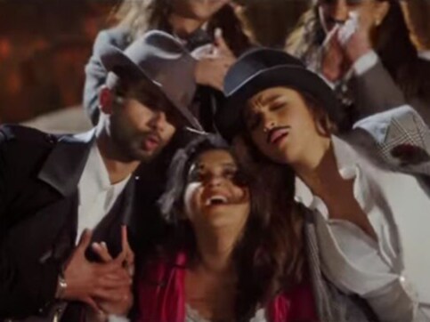 Alia, Shahid show off mean moves in Shaandaar's fabulous new song 'Gulaabo' Alia, Shahid show off mean moves in Shaandaar's fabulous new song 'Gulaabo'