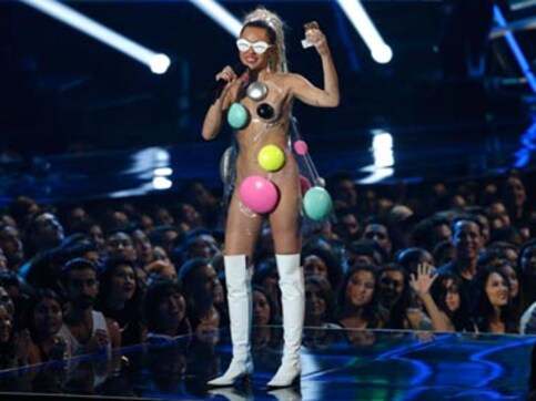 Miley Cyrus does it again: Catholics slam singer for uploading Pope's photoshopped image Miley Cyrus does it again: Catholics slam singer for uploading Pope's photoshopped image