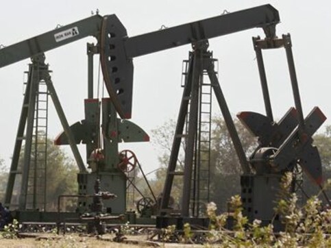 Oil prices fall on global glut fears, slowing US jobs growth Oil prices fall on global glut fears, slowing US jobs growth