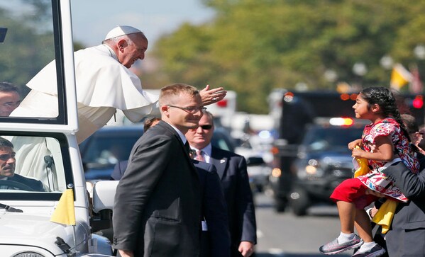 Little girl breaks through security to deliver message on immigration to Pope Francis