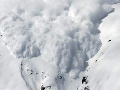 Avalanche hits north Kashmir, two army porters reported missing Avalanche hits north Kashmir, two army porters reported missing
