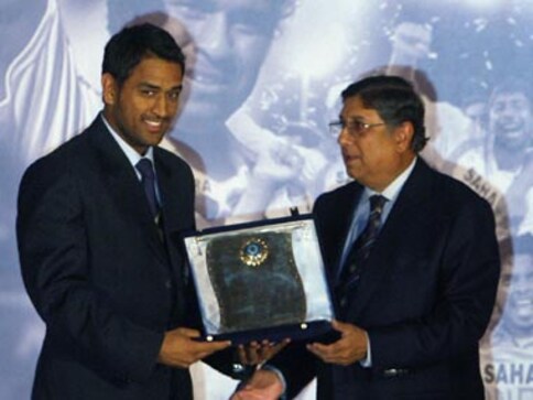 Dhoni visits Srinivasan for breakfast, IPL case petitioner Verma calls it 'wrong message to sports world' Dhoni visits Srinivasan for breakfast, IPL case petitioner Verma calls it 'wrong message to sports world'