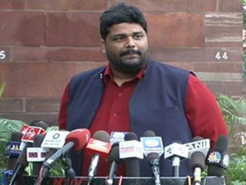 'Overloaded' stage collapses, Pappu Yadav's leg gets stuck 'Overloaded' stage collapses, Pappu Yadav's leg gets stuck