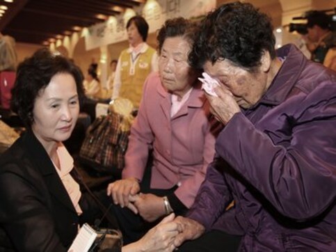 South Koreans travel to North Korea to reunite with war-divided kin South Koreans travel to North Korea to reunite with war-divided kin