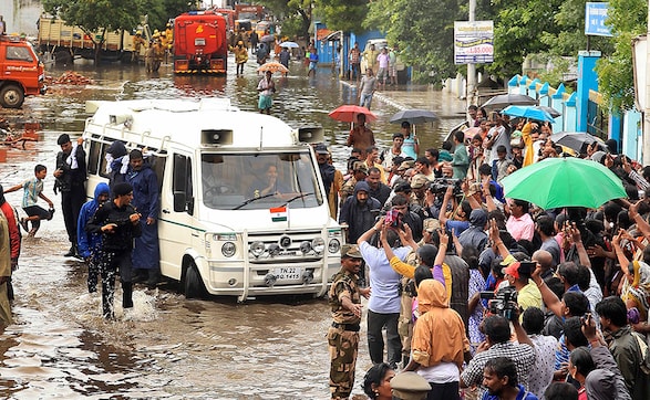 Tamil Nadu lashed with torrential rains: Death toll rises to 71; CM Jayalalithaa's convoy stuck due to flooding, traffic Tamil Nadu lashed with torrential rains: Death toll rises to 71; CM Jayalalithaa's convoy stuck due to flooding, traffic