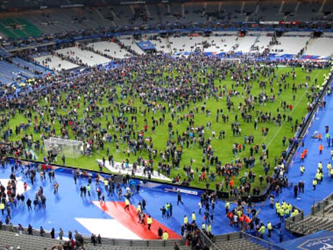 Paris Attacks: Watch football fans defiantly sing French national anthem as they leave Stade de France Paris Attacks: Watch football fans defiantly sing French national anthem as they leave Stade de France