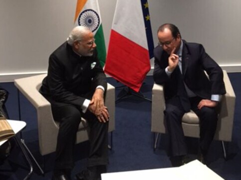 PM Modi meets French president Hollande at UN climate summit in Paris PM Modi meets French president Hollande at UN climate summit in Paris