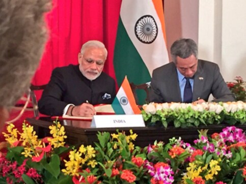 Modi meets Singapore leaders, signs 10 agreements including defense and cyber security Modi meets Singapore leaders, signs 10 agreements including defense and cyber security