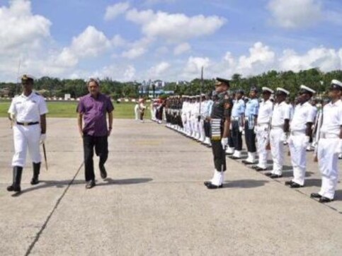 Defence Minister's 'stroll' through Guard of Honour ruffles feathers: Mr Parrikar, you owe Armed Forces an apology Defence Minister's 'stroll' through Guard of Honour ruffles feathers: Mr Parrikar, you owe Armed Forces an apology