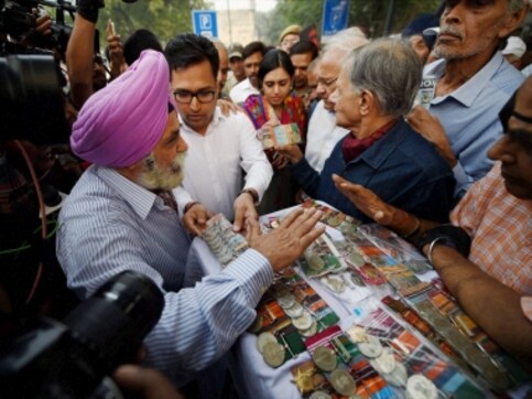 Over 2,000 ex-servicemen return medals over govt's 'diluted' OROP scheme Over 2,000 ex-servicemen return medals over govt's 'diluted' OROP scheme